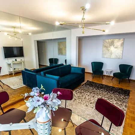 Perfect Centre - View *