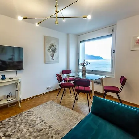 Perfect Centre - View モントルー